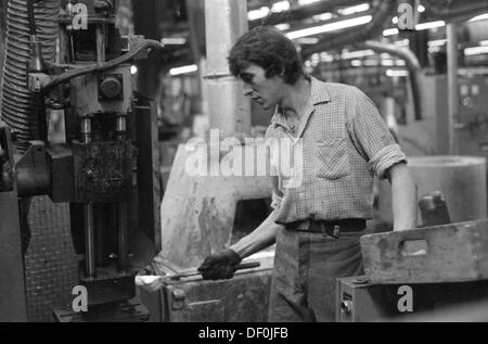 Die Produktion von Amaturenherstellers Grohe 30 Jahren war eine Fabrik mit einem hohen Anteil weiblicher Mitarbeiter. Das Foto zeigt, dass die Produktion und die Verschiebung bei Hansgrohe ändern. | Stockfoto