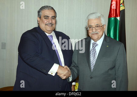 New York, New York, USA. 25. September 2013. Der palästinensische Präsident Mahmoud Abbas trifft sich mit Außenminister von Bahrain in New York, USA, 25. September 2013 © Thaer Ganaim/APA Images/ZUMAPRESS.com/Alamy Live News Stockfoto