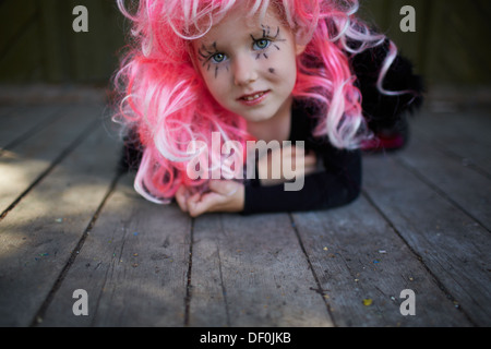 Porträt von netten Mädchen in rosa Perücke Blick in die Kamera Stockfoto