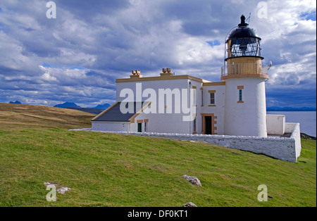 Stoner Head Leuchtturm auf der Halbinsel Stoner von Lochinver. Suilven, Cul Mor und Cul Beag auf die Skyline, Sutherland, Schottland, Großbritannien Stockfoto