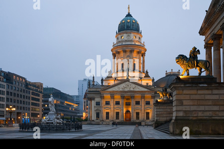 Berlin, Deutschland, Deutschen Dom und Schiller Denkmal am Gendarmenmarkt Stockfoto