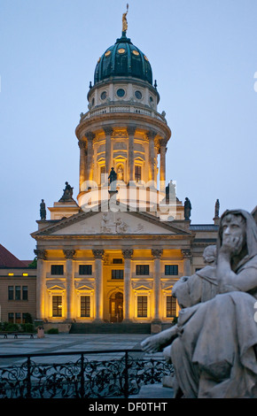 Berlin, Deutschland, französischen Dom und Detail des Schiller-Denkmals am Gendarmenmarkt Stockfoto