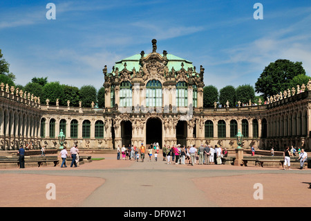 Gericht mit Kurve Galerie und Böschung Pavillon, Dresdner Zwinger, Zwingerhof Mit Bogengalerie Und Wallpavillon, Dresden Z Zwinger Stockfoto