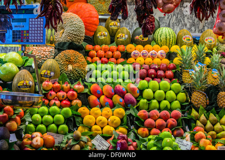 Bunte Obst Stall, La Boqueria Markt, Barcelona, Katalonien, Spanien Stockfoto