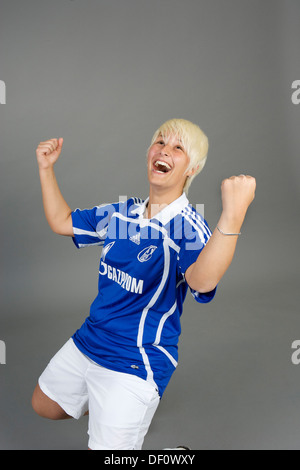 Herne, Deutschland, Portrait-Foto von einem weiblichen Fans von Schalke 04 Stockfoto