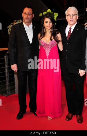 Jean Reno, Aishwarya Rai Bachchan und Steve Martin (l-R) bei der Berlinale-Premiere von "Pink Panther 2" am 13. Februar 2009. Stockfoto