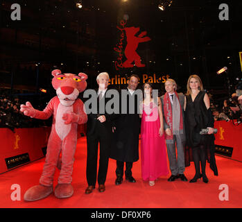 Steve Martin, Jean Reno, Aishwarya Rai Bachchan, Regisseur Harald Zwart und seine Frau (l-R) bei der Berlinale-Premiere von "Pink Panther 2" am 13. Februar 2009. Stockfoto