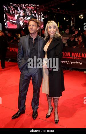 Thomas Kretschmann und seine Frau Lena bei der Premiere von "Walküre" in Berlin während der Berlinale am 20. Januar 2009. Stockfoto