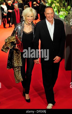 Bernd Eichinger und seine Frau Katja Hofmann-Eichinger bei der Eröffnung der Berlinale 2009 mit dem Film "The International" am 5. Februar 2009. Stockfoto