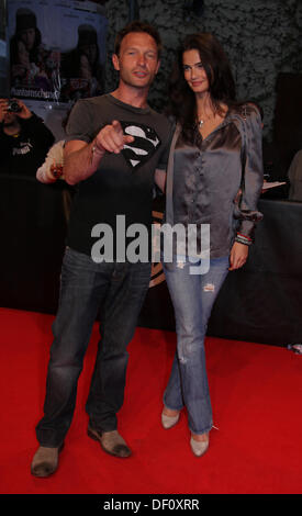 Thomas Kretschmann und Shermine Shahrivar Freundin bei der Premiere von "Phantomschmerz" in Berlin am 20. April 2009. Stockfoto