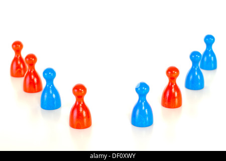 Roten und blauen Spielsteine auf weißem Hintergrund Stockfoto