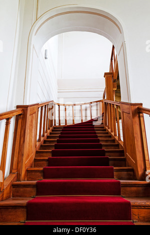 Treppe mit rotem Teppich in einem Schloss Stockfoto