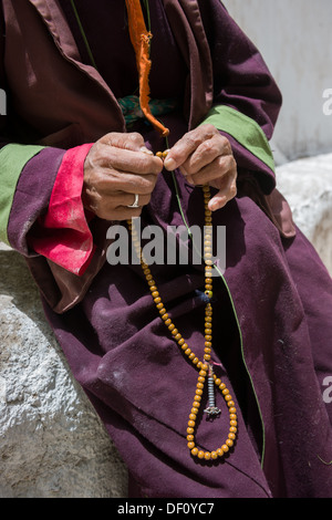 Hände von einer älteren weiblichen Pilger hält Gebetsketten, Alchi, (Ladakh) Jammu & Kaschmir, Indien Stockfoto