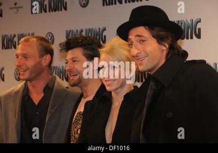 Thomas Kretschmann, Andy Serkis, Naomi Watts und Adrien Brody (l-R) bei der Europapremiere von "King Kong" in Berlin am 7. Dezember 2005. Stockfoto