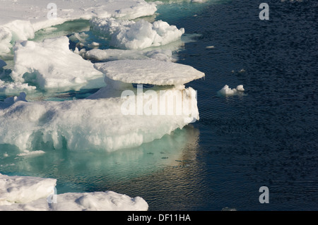 Schwimmende Treibeis spiegelt sich im tiefblauen Wasser aus einem Eisbrecher Expeditionsschiff, Freemansundet (zwischen Barentsøya und Edgeøya), Spitzbergen, Norwegen Stockfoto