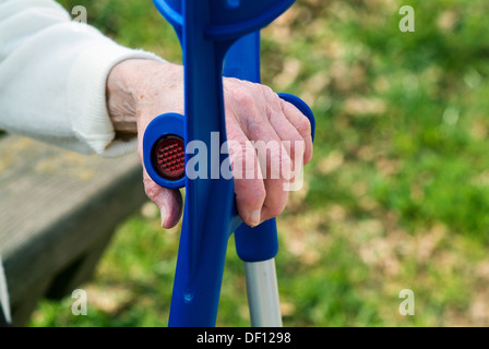 Berlin, Deutschland, Hand einer alten Frau mit Krücken Stockfoto