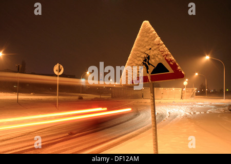 Schönefeld, Deutschland, verschneiten Straßen und Straßenschilder Stockfoto
