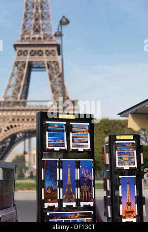 Shopping für Postkarten, Champs de Mars, Paris, Frankreich Stockfoto