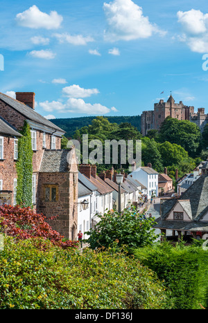 Dunster, Somerset, England, Großbritannien. Blick auf Dunster Castle und den Yarn Market. Dunster Castle liegt auf dem Tor. Hochformat. Stockfoto