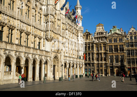 Hotel de Ville und andere historische Gebäude stehen auf der Grand Place in Brüssel. Stockfoto