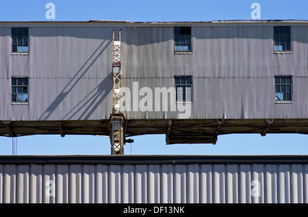 Verlassene Förderband hinter alten Silos in Montreal, Quebec, Kanada Stockfoto