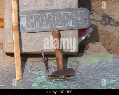 Namaste-Zeichen in den Stein handgefertigt Stockfoto