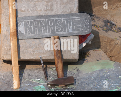 Namaste Zeichen in Stein Stockfoto