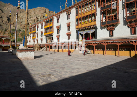 Novizen zur Neige der Gebetsraum in den Hof des Hemis Gompa, nach dem Morgengebet, (Ladakh) Jammu & Kaschmir, Indien Stockfoto