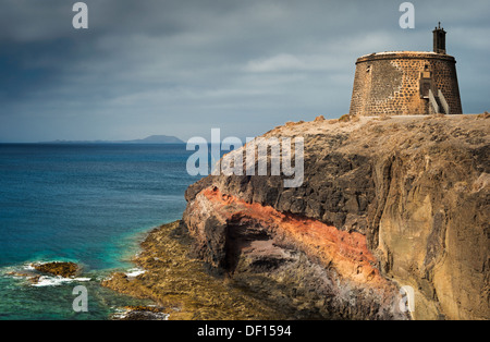 Castillo de Las Coloradas auf den Klippen östlich von Playa Blanca, Lanzarote, mit der Insel Fuerteventura in der Ferne Stockfoto