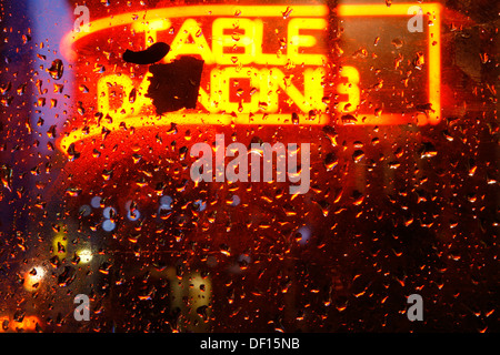 Blick durch Regen Telefonzelle Windmühle International Club am Great Windmill Street, Soho, London, UK Stockfoto