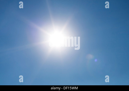 Echtes Foto Objektiv Leuchteffekt der Sonne am blauen Himmel Stockfoto