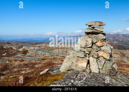 Granit Stein Cairn als Navigation Marke auf norwegischen Berg Stockfoto