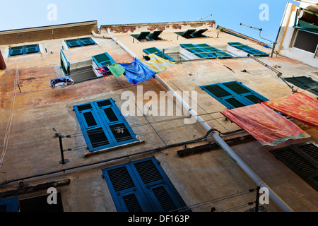 Handtücher trocknen Außenfenster Wohnung in einer Seitenstraße Cinque Terre in Vernazza Ligurien Italien Stockfoto