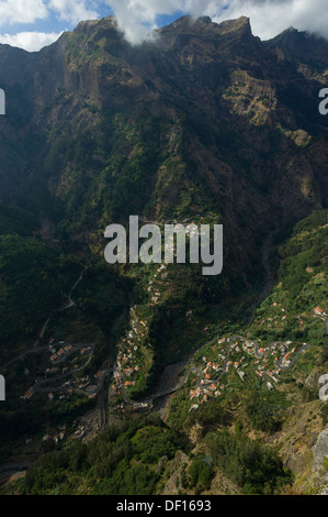 Blick hinunter auf den steil terrassierten Dorf Curral Das Freiras, Madeira, Portugal Stockfoto