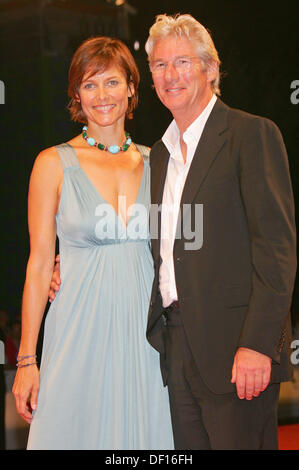 US-Schauspieler Richard Gere (R) und Frau US-Schauspielerin Carey Lowell darstellen, wie sie für die Premiere von "The Hunting Party" auf der 64. Internationalen Filmfestspiele in Venedig, Italien, 3. September 2007 ankommen. Foto: Hubert Boesl Stockfoto
