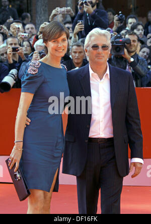 US-Schauspieler Richard Gere und seine Frau Carey Lowell besuchen die Premiere? Hachiko: Ein Hund? s Geschichte? an der 4. internationalen Filmfestival in Rom im Auditorium Parco della Musica in Rom, Italien, 16. Oktober 2009. Foto: Hubert Boesl Stockfoto