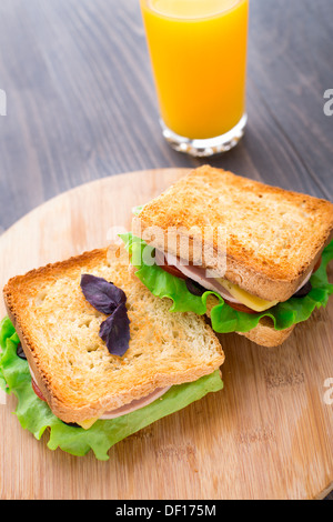 Sandwich mit Schinken, Käse, Tomaten und Salat Stockfoto