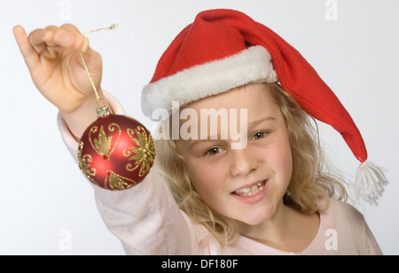 Berlin, Deutschland, das kleine Mädchen mit Nikolausmuetze und Christmas ball Stockfoto