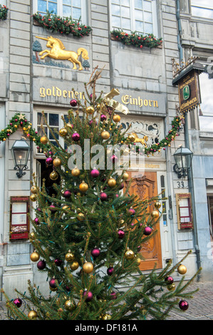 Weihnachts-Dekorationen auf das goldene Einhorn Restaurant in Aachen, Deutschland Stockfoto