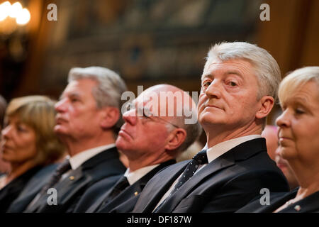 Der deutsche Bundespräsident Joachim Gauck und seine Partnet Daniela Schadt (L-R), Präsident des Bundestages Norbert Lammert, CEO von Thyssenkrupp Heinrich Hiesinger und Premier von NRW Hannelore Kraft während der Trauerfeier für Berthold Beitz, Vorsitzender der Alfried Krupp von Bohlen Und Halbach-Stiftung in der Villa Hügel in Essen, Deutschland, 26. September 2013. Beitz wäre heute 100 geworden. Foto: ROLF VENNENBERND Stockfoto