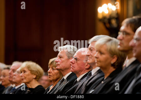 Der deutsche Bundespräsident Joachim Gauck und seine Partnet Daniela Schadt (L-R), Präsident des Bundestages Norbert Lammert, CEO von Thyssenkrupp Heinrich Hiesinger und Premier von NRW Hannelore Kraft während der Trauerfeier für Berthold Beitz, Vorsitzender der Alfried Krupp von Bohlen Und Halbach-Stiftung in der Villa Hügel in Essen, Deutschland, 26. September 2013. Beitz wäre heute 100 geworden. Foto: ROLF VENNENBERND Stockfoto