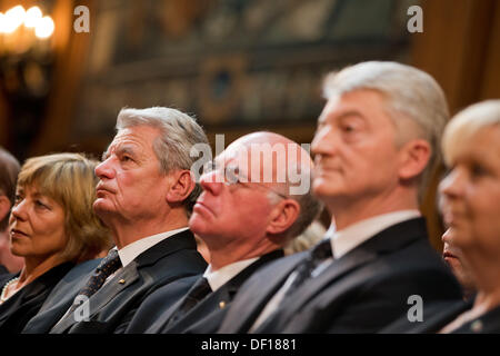 Der deutsche Bundespräsident Joachim Gauck und seine Partnet Daniela Schadt (L-R), Präsident des Bundestages Norbert Lammert, CEO von Thyssenkrupp Heinrich Hiesinger und Premier von NRW Hannelore Kraft während der Trauerfeier für Berthold Beitz, Vorsitzender der Alfried Krupp von Bohlen Und Halbach-Stiftung in der Villa Hügel in Essen, Deutschland, 26. September 2013. Beitz wäre heute 100 geworden. Foto: ROLF VENNENBERND Stockfoto