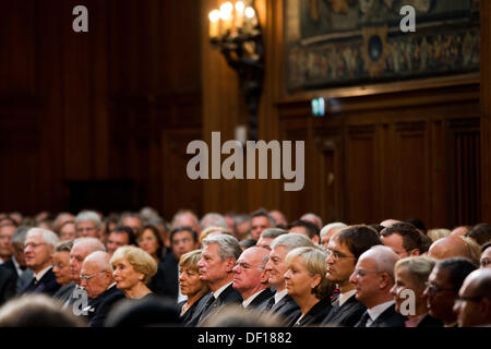 Der deutsche Bundespräsident Joachim Gauck und seine Partnet Daniela Schadt (C-L-R), Präsident des Bundestages Norbert Lammert, CEO von Thyssenkrupp Heinrich Hiesinger und Premier von NRW Hannelore Kraft während der Trauerfeier für Berthold Beitz, Vorsitzender der Alfried Krupp von Bohlen Und Halbach-Stiftung in der Villa Hügel in Essen, Deutschland, 26. September 2013. Beitz wäre heute 100 geworden. Foto: ROLF VENNENBERND Stockfoto