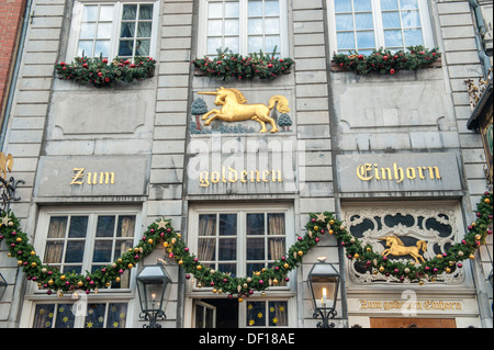 Weihnachts-Dekorationen auf das goldene Einhorn Restaurant in Aachen, Deutschland Stockfoto