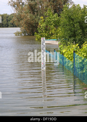 Tiefe Markierung zeigt die Tiefe des Wassers in einem möglichen überschwemmten Gebiet. Stockfoto