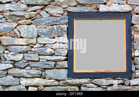 Alte Steinmauer mit einer Holz-Rahmen-Wand. Stockfoto