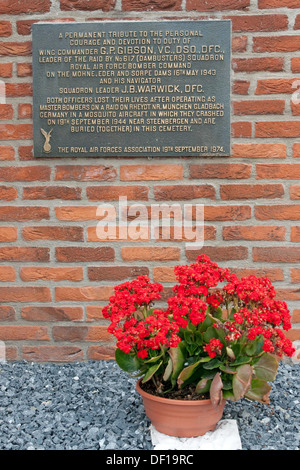 Gedenktafel am Steenbergen Friedhof zum Gedenken an Wing Commander Guy Gibson VC und sein Navigator, die dort begraben sind. Stockfoto