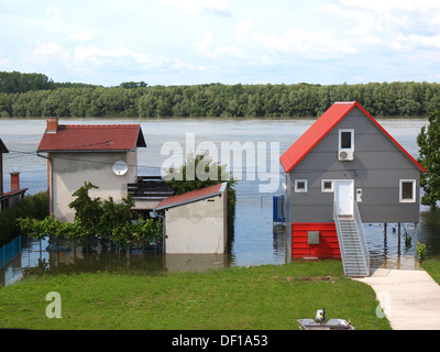 großen überfluteten Haus mit blauen Himmel und weiße Wolken in hohen Wassergehalt Stockfoto