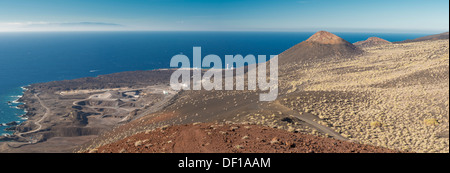 Panorama der südlichen Insel La Palma, mit Steinbruch, Leuchtturm und Salinen von Fuencaliente, Vulkankegel und El Hierro in Ferne, Stockfoto