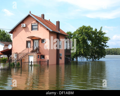 großen überfluteten Haus mit blauen Himmel und weiße Wolken in hohen Wassergehalt Stockfoto